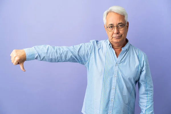 Homem Brasileiro Meia Idade Isolado Fundo Roxo Mostrando Polegar Para — Fotografia de Stock