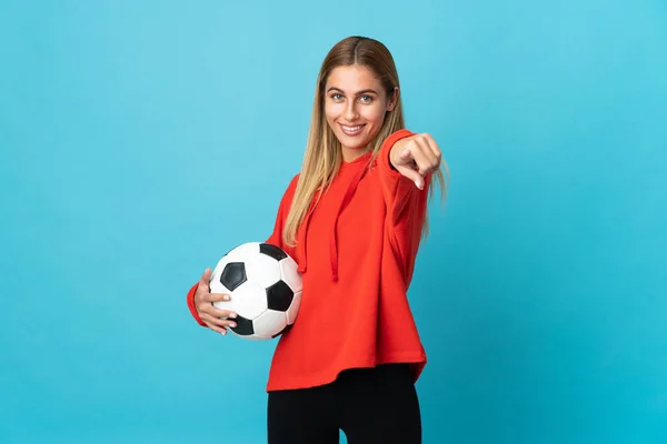 Jovem Jogador Futebol Mulher Isolado Fundo Azul Apontando Frente Com — Fotografia de Stock