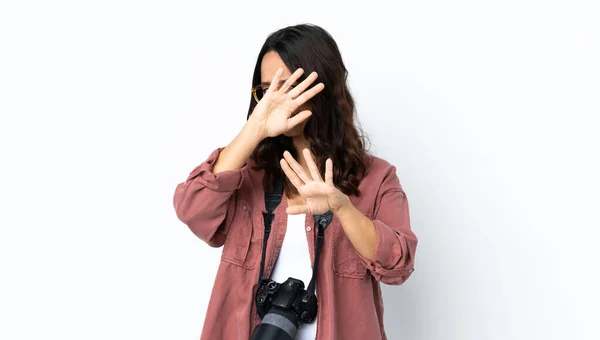 Jeune Photographe Femme Sur Fond Blanc Isolé Nerveux Étirement Des — Photo