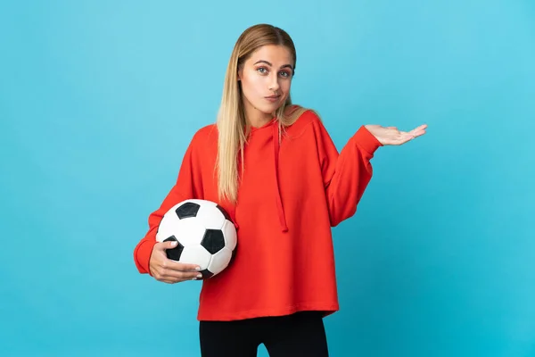 Giovane Giocatore Calcio Donna Isolato Sfondo Blu Avendo Dubbi Mentre — Foto Stock