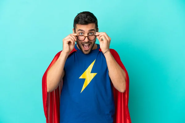 Super Herói Caucasiano Homem Isolado Fundo Azul Com Óculos Surpreso — Fotografia de Stock