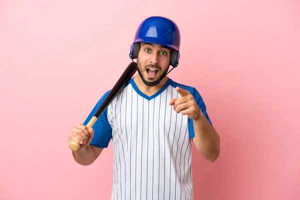 Kasklı Sopalı Beyzbol Oyuncusu Pembe Arka Planda Izole Edilmiş Şaşırmış — Stok fotoğraf
