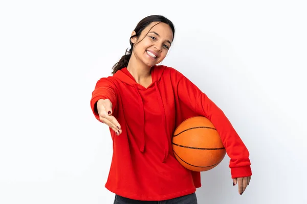 Молода Жінка Грає Баскетбол Над Ізольованим Білим Тлом Тремтячи Руками — стокове фото