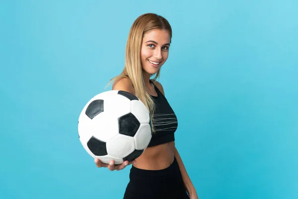 Jovem Loira Isolada Fundo Azul Com Bola Futebol — Fotografia de Stock