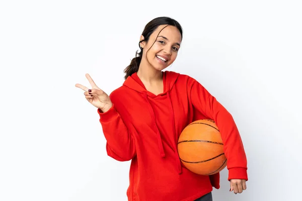 Jovem Mulher Jogando Basquete Sobre Fundo Branco Isolado Sorrindo Mostrando — Fotografia de Stock