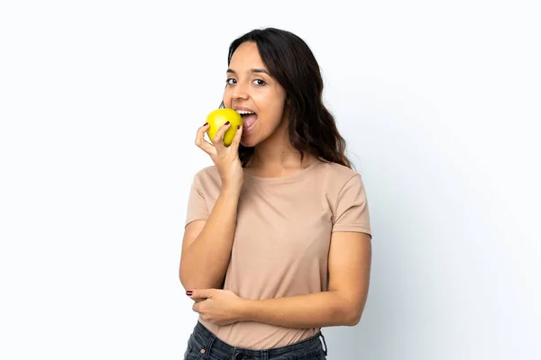 Soyutlanmış Beyaz Arka Planda Elma Yiyen Genç Bir Kadın — Stok fotoğraf