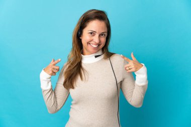 Soyutlanmış mavi bir geçmişi olan genç bir pazarlamacı kadın iyi niyet gösterisi yapıyor.