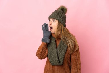 Pembe arka planda izole edilmiş, ağzı açık, bağıran orta yaşlı bir kadın.