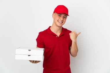 İş üniformalı bir pizzacı beyaz arka planda izole edilmiş pizza kutularını topluyor.