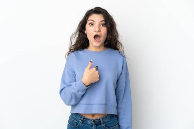 Beyaz arka planda yüzü sürpriz bir şekilde izole edilmiş genç Rus kız.