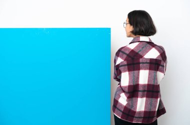 Beyaz arka planda izole edilmiş büyük mavi pankartlı melez bir kadın.