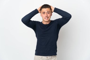 Beyaz arka planda izole edilmiş genç beyaz bir adam gergin hareketler yapıyor.