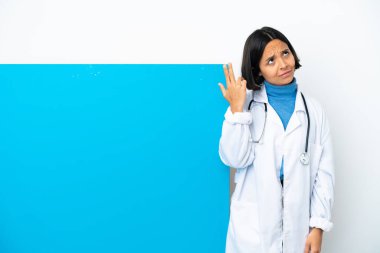 Beyaz arka planda izole edilmiş, intihar jesti yapmakta zorlanan büyük bir afişi olan genç ırk doktoru kadın.