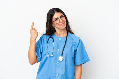 Genç cerrah beyaz arka planda izole edilmiş beyaz kadın işaret parmağı harika bir fikir.