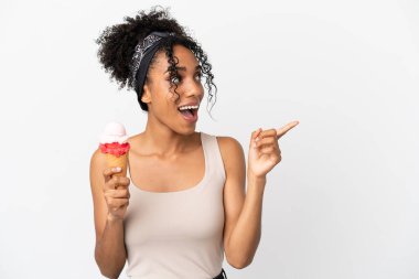 Beyaz arka planda izole edilmiş kornet dondurmalı genç Afrikalı Amerikalı kadın çözümü bulmak için parmağını kaldırıyor.