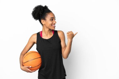 Genç basketbolcu, beyaz arka planda izole edilmiş bir kadın bir ürünü sunmak için kenarı işaret ediyor.