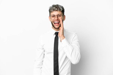 Beyaz arka planda izole edilmiş beyaz bir adam ağzı açık bağırıyor.