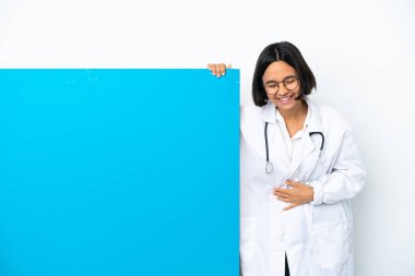 Beyaz arka planda izole edilmiş büyük bir afişi olan genç ırk doktoru kadın çok gülümsüyor.