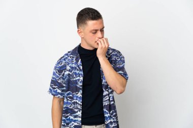 Beyaz arka planda soyutlanmış genç beyaz bir adamın şüpheleri var.