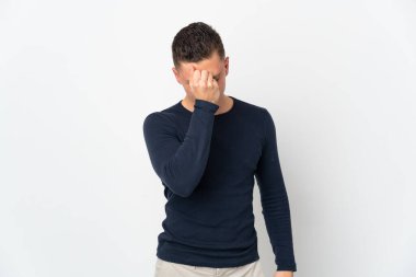 Beyaz arka planda başı ağrıyan genç beyaz bir adam.