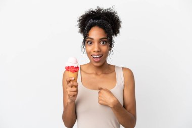 Kornet dondurması olan Afro-Amerikalı genç bir kadın beyaz arka planda, şaşırmış bir yüz ifadesiyle izole edilmiş.