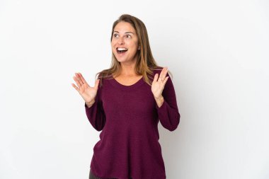 Orta yaşlı Brezilyalı bir kadın, beyaz arka planda izole edilmiş, şaşırmış bir yüz ifadesi var.