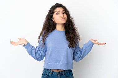 Beyaz arka planda izole edilmiş genç Rus kız ellerini kaldırırken kuşkuları vardı.