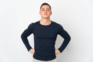 Beyaz arka planda izole edilmiş genç beyaz bir adam kızgın.