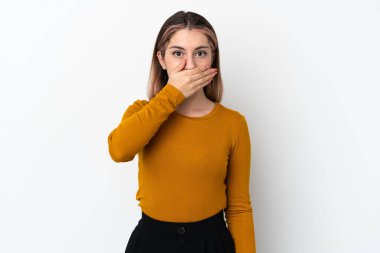 Beyaz arka planda izole edilmiş, ağzı elle kaplanmış beyaz bir kadın.