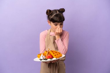 Mor arka planda gözleme tutan küçük beyaz kız kuşkuları var.