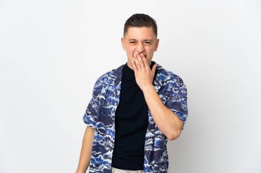 Beyaz arka planda izole edilmiş genç beyaz adam mutlu ve gülümsüyor.