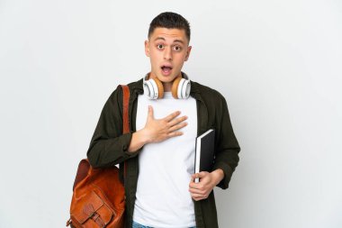 Beyaz arka planda izole genç beyaz öğrenci sağa bakarken şaşırdı ve şok oldu.