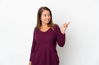 Orta yaşlı Brezilyalı bir kadın beyaz arka planda izole edilmiş bir şekilde parmağını kaldırarak çözümü bulmaya çalışıyor.