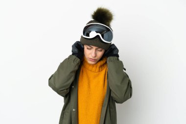 Snowboard gözlüklü beyaz kayakçı kadın hayal kırıklığına uğramış ve kulaklarını kapatmış.