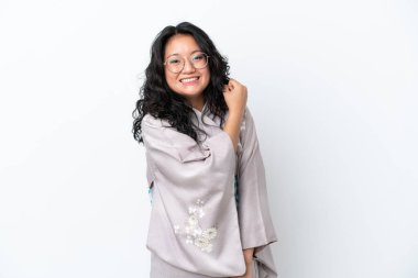 Kimono giyen genç Asyalı kadın zaferi kutlayan beyaz arka planda izole edilmiş.