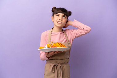 Mor arka planda gözleme tutan küçük beyaz kız kuşkuları var.