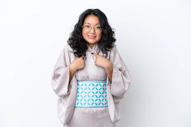 Kimono giyen genç Asyalı kadın beyaz arka planda izole edilmiş ve yüzünde sürpriz bir ifade var.