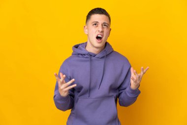 Sarı arka planda izole edilmiş genç beyaz adam bunalıma girdi.