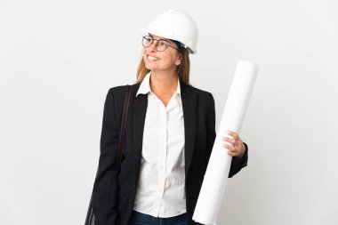 Miğferli orta yaşlı mimar kadın izole edilmiş arka plan üzerinde planlar tutuyor.