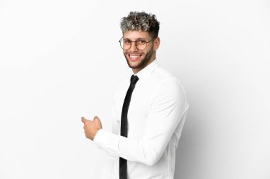 Beyaz arka planda izole edilmiş beyaz iş adamı geriye doğru işaret ediyor