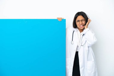 Beyaz arka planda izole edilmiş büyük bir afişi olan genç ırk doktoru hayal kırıklığına uğramış ve kulaklarını kapatmış.