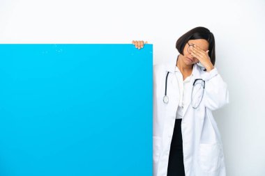 Beyaz arka planda izole edilmiş büyük bir pankartla genç melez bir kadın jesti durduruyor ve yüzünü kapatıyor.