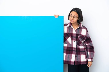 Beyaz arka planda izole edilmiş büyük mavi pankartlı melez bir kadın.