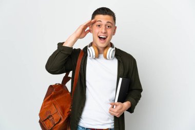 Beyaz arka planda, sürpriz bir ifadeyle izole edilmiş beyaz bir öğrenci.