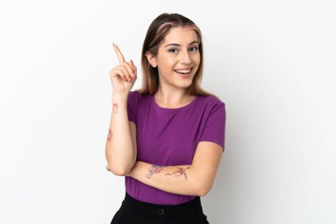 Beyaz arka planda izole edilmiş genç beyaz kadın çözümü bulmak için parmağını kaldırıyor.