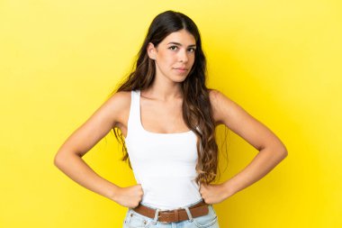 Sarı arka planda izole edilmiş genç beyaz kadın kızgın.
