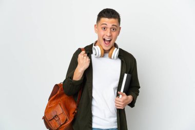 Beyaz arka planda izole edilmiş beyaz bir öğrenci zaferi kutluyor.