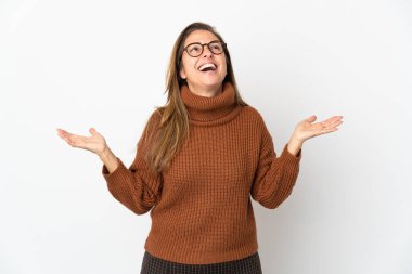 Orta yaşlı Brezilyalı bir kadın beyaz arka planda izole edilmiş, çok gülümsüyor.