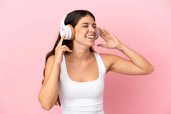 Νεαρή Καυκάσια Γυναίκα Απομονωμένη Ροζ Φόντο Ακούγοντας Μουσική Και Τραγουδώντας — Φωτογραφία Αρχείου