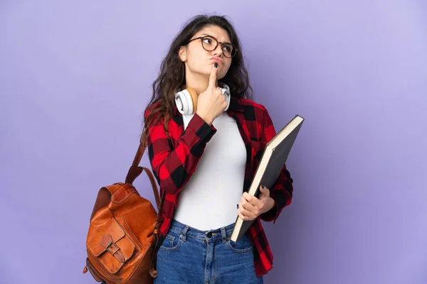 Estudante Adolescente Isolado Fundo Roxo Com Dúvidas Olhar Para Cima — Fotografia de Stock